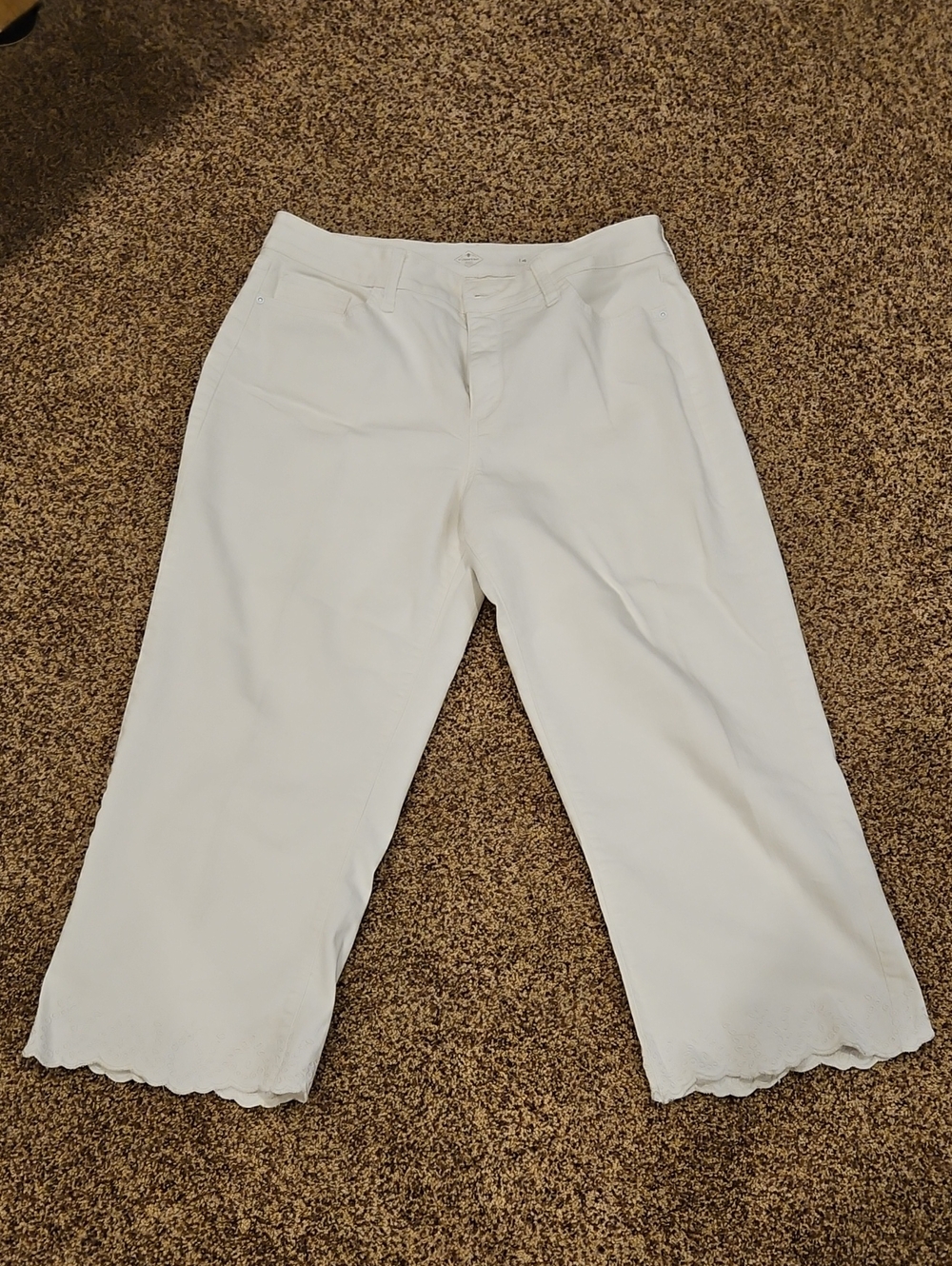 St. John's Bay White Scallop-Hem Capri Pants